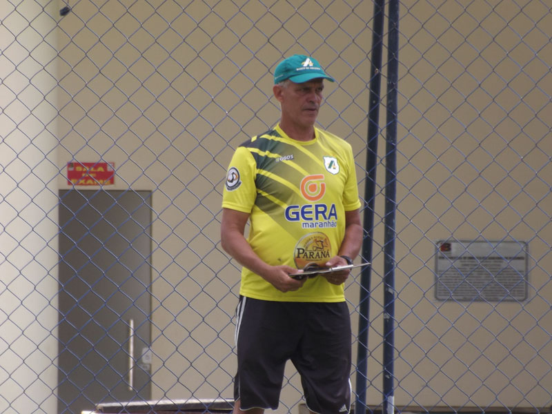 PAULO CÉSAR LEVA O TIME DO BASA AS SEMIFINAIS