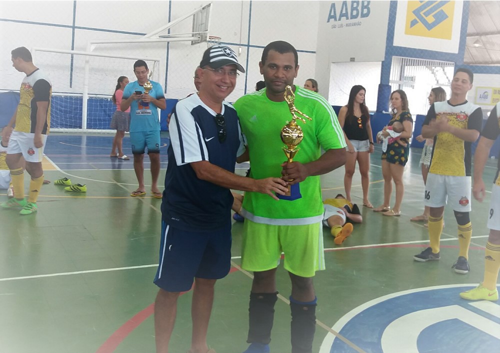 CLESSOS RECEBEU TROFÉU COMO MELHOR GOLEIRO DA CATEGORIA EFETIVO (AABB)