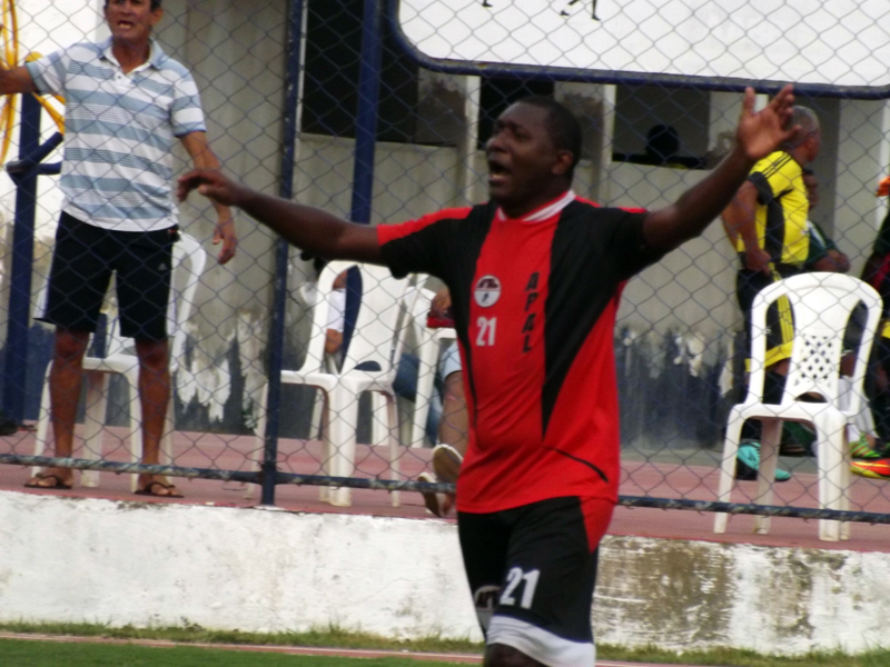 EDILOMAR COMEMORA SEU PRIMEIRO GOL NA COMPETIÇÃO